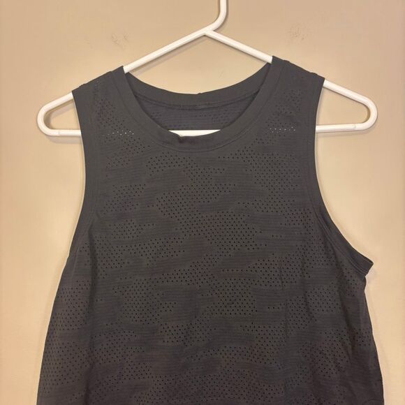 Lululemon Women's Black Perforated Camo Workout Tank Top - Picture 4 of 5